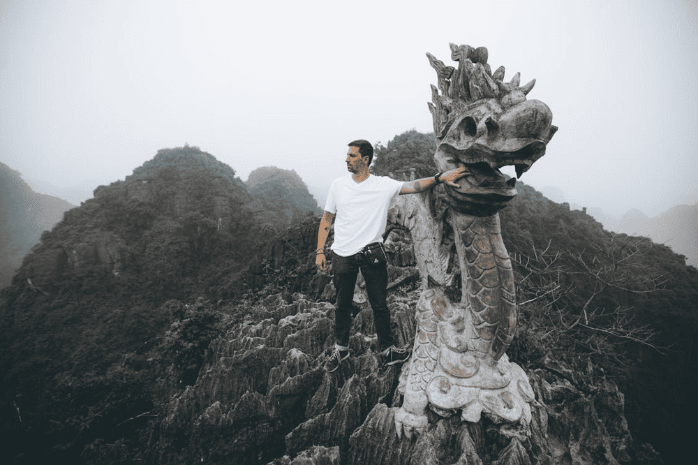 Strike a pose beside the legendary dragon statue – an iconic photo spot at Mua Caves (Source: Pexels)